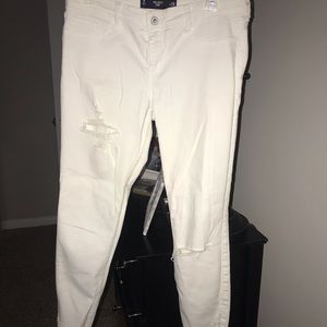 Hollister White Jeans. Super cute and comfy!